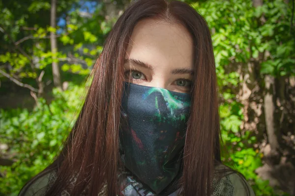 Retrato Menina Branca Positiva Com Máscara Protetora Facial Cor — Fotografia de Stock