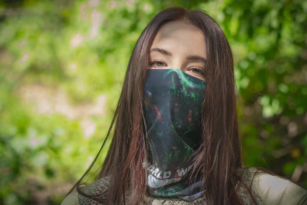 Retrato Chica Positiva Caucásica Con Máscara Protectora Facial Color — Foto de Stock