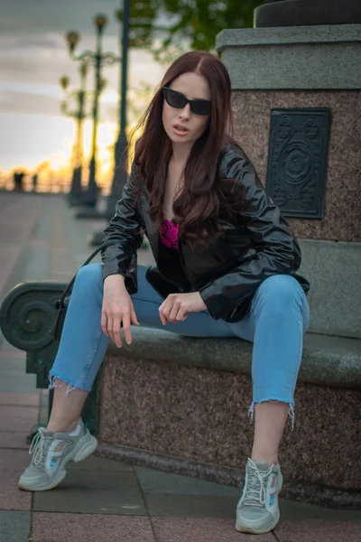 Élégante Jeune Femme Joyeuse Dans Des Lunettes Soleil Assis Sur — Photo