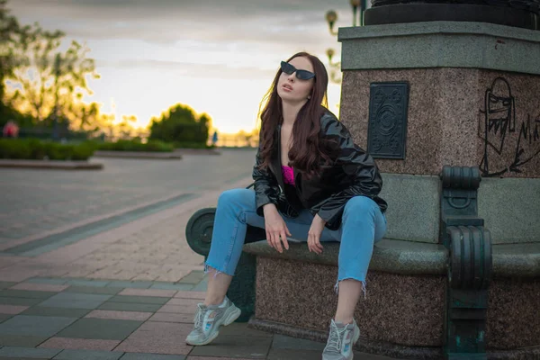 Snygg Glad Ung Kvinna Solglasögon Sittande Bänken Utomhus — Stockfoto