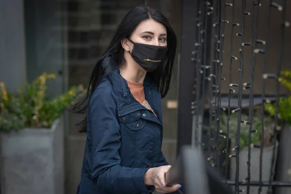 Menina Máscara Preta Com Zíper Rua — Fotografia de Stock