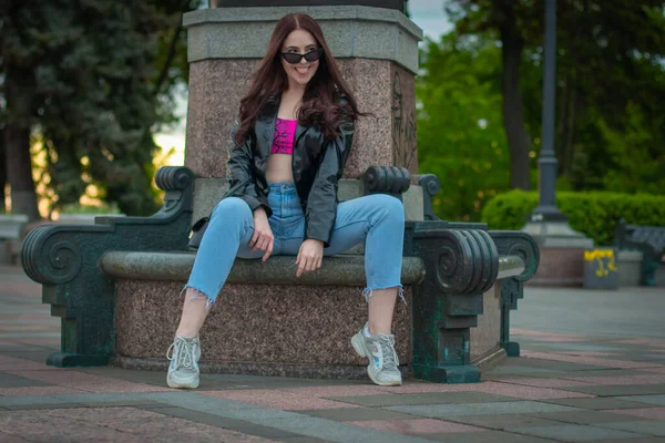 Elegante Alegre Jovem Mulher Óculos Sol Assentos Banco Livre Imagem De Stock