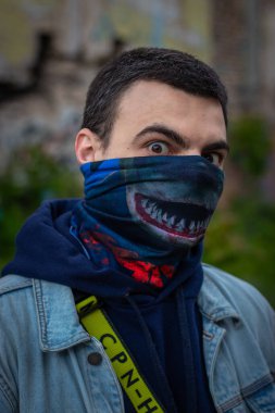 Sokakta korkunç maskeli köpekbalığı olan adam..