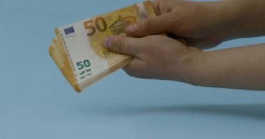 50 avroluk banknotları düşünen insan elleri. Ellerinde çok para, 50 dinar Euro var.