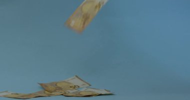 50 avroluk banknotları düşünen insan elleri. Ellerinde çok para, 50 dinar Euro var.