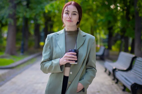 Retrato Aire Libre Moda Hermosa Mujer Pelo Largo Chaqueta Verde — Foto de Stock