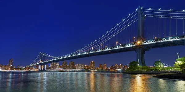 Манхэттенский мост при ночных огнях — стоковое фото
