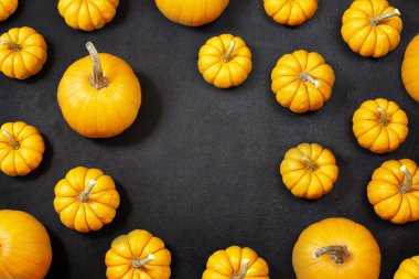 Kara tahta arka plan üzerinde turuncu kabak