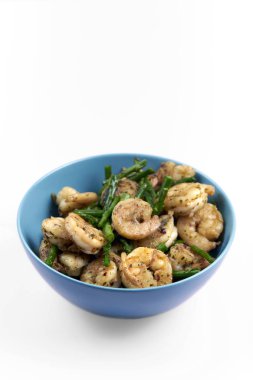 Kızarmış karides ve bir kase içinde kuşkonmaz