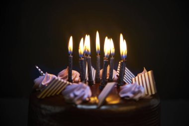 Çikolatalı doğum günü pasta yakın çekim