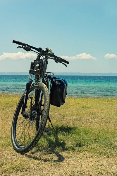 Bicycle parked on the sea coast — Stock Photo, Image