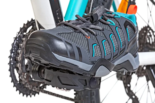 Nahaufnahme spezieller Kontaktschuhe, die am Fahrradpedal befestigt sind. — Stockfoto
