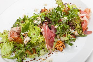 Karışık salata otlar, prosciutto ve parmesan ile.