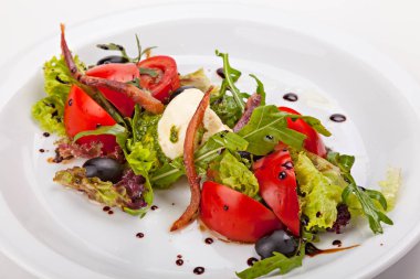 Sebzeler, otlar, füme et, ricotta ve p İtalyan salatası
