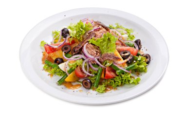 Sebzeler, otlar, fileto ve yeşil fasulye salatası.