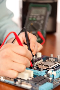 Laboratuardaki bilgisayar donanım onarımı teknisyen. Küçük Dof 