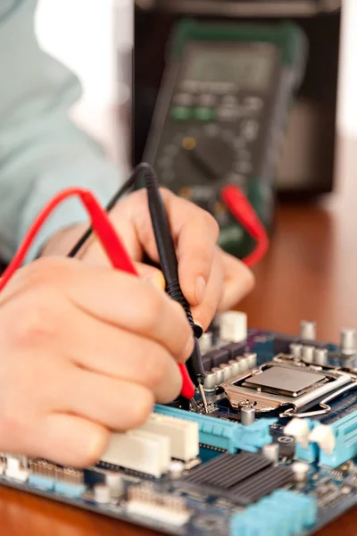 Technician repairing computer hardware in the lab .Small DOF — Stock Photo, Image