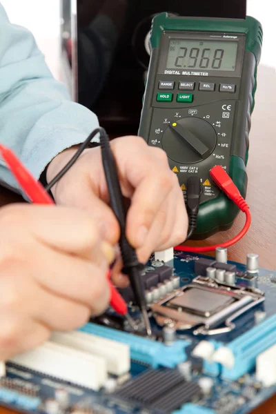 Technician repairing computer hardware — Stock Photo, Image