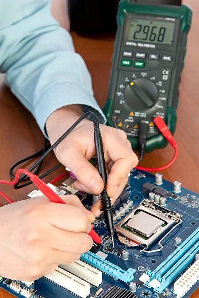 Technician repairing computer hardware — Stock Photo, Image