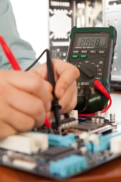 Técnico de reparación de hardware de la computadora en el laboratorio.Pequeño DOF — Foto de Stock