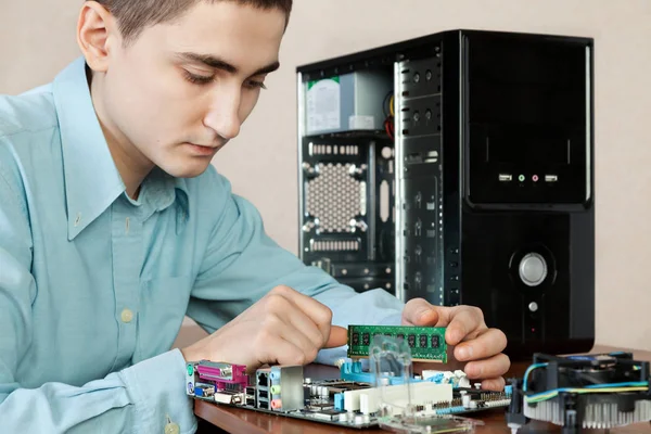 Tecnico che ripara hardware informatico in laboratorio. Studio girato . — Foto Stock