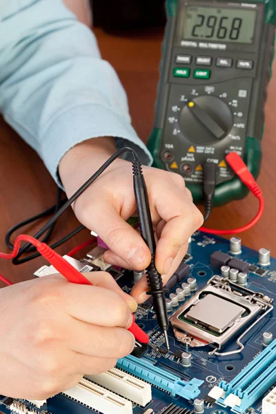 Técnico de reparación de hardware de la computadora en el laboratorio.Pequeño DOF —  Fotos de Stock