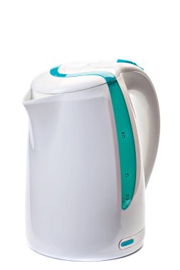 Beyaz arka plan üzerinde izole plastik elektrikli su ısıtıcısı.