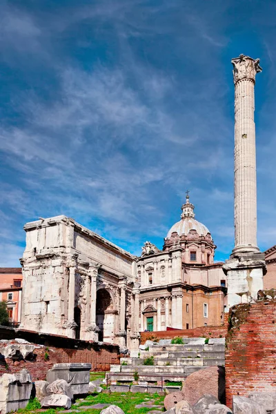 Arch of Settimio Severo and Chiesa dei Santi Luca e Martina. For — Stock Photo, Image