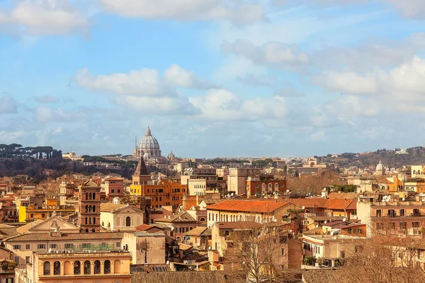 Pohled na Řím a Vaticano z vrchu Aventine. — Stock fotografie