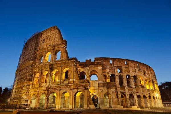 Majestátní Kolosea brzy ráno — Stock fotografie