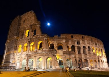 Colosseum, gece görüş, dolunay parçası. Roma.