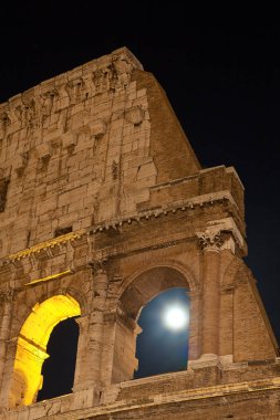 Colosseum, gece görüş, dolunay parçası. Roma.
