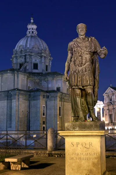 Бронзовая статуя императора Юлия Цезаря в Риме . — стоковое фото