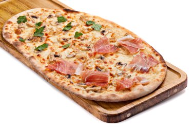 İtalyan pizza Ahşap doğrama tahtası üzerinde.