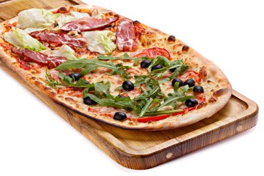 İtalyan pizza Ahşap doğrama tahtası üzerinde.