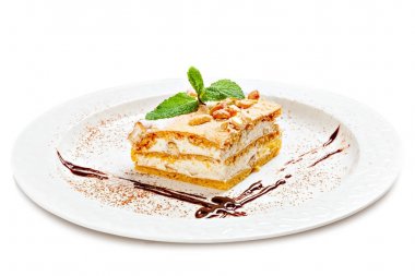  pasta beyaz bir plaka üzerinde.