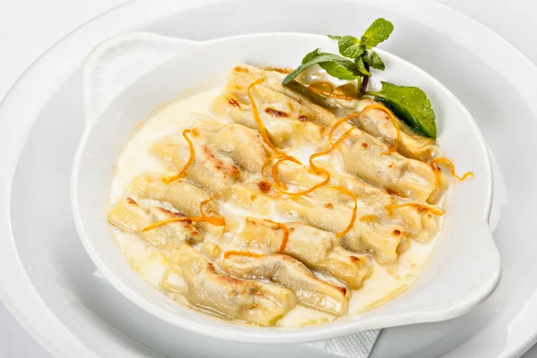 Close-up of the bowl of ravioli bowl of ravioli in white sauce. — Stock Photo, Image