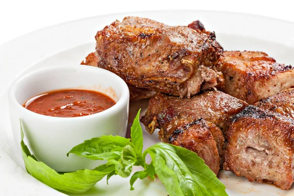 Carne arrosto con salsa su sfondo bianco . — Foto Stock