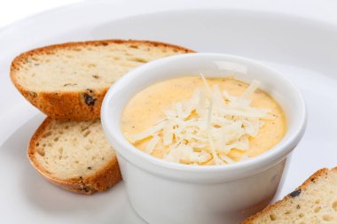 Beyaz sos kase ve ekmek Close-Up.