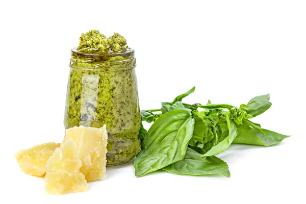 Pesto verde nel bicchiere con pezzetto di parmigiano e foglia di basi — Foto Stock
