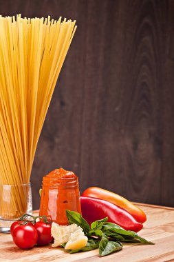 Ahşap arka plan üzerinde İtalyan makarna için malzemeler. Kopya alanı.