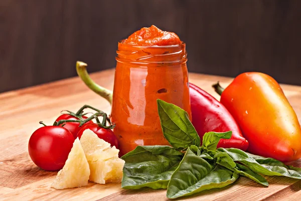 Ingredientes para pesto de salsa roja italiana y un frasco de pesto . —  Fotos de Stock