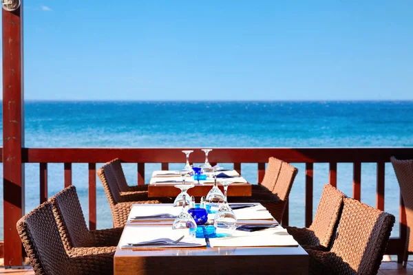 Das Freiluftrestaurant am Meer ist bereit für die Besucher. — Stockfoto