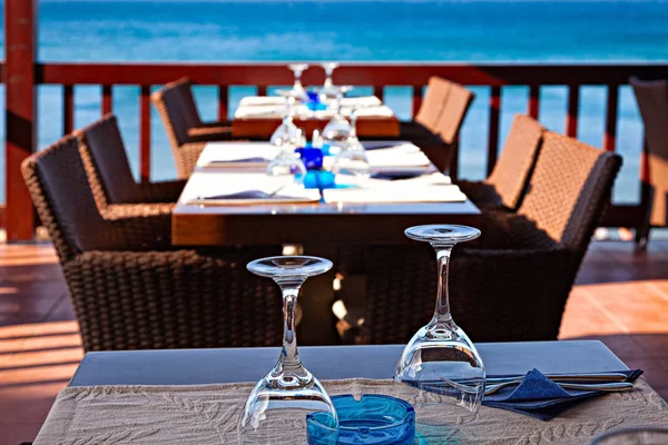 Otel açık hava restoranı deniz kenarında misafirler için bekliyor. Telifsiz Stok Imajlar