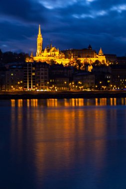 Işıklı bina, Fishermans Bastion adlı gece Budapeşte '.