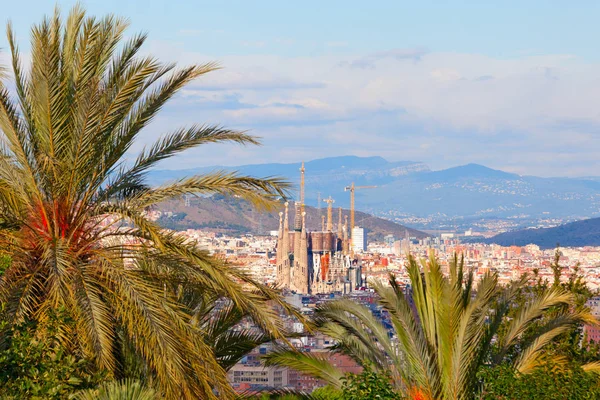 Cable car to Montjuic hill. Cityscape of Barcelona. Sagrada Fami — Stock Photo, Image