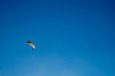 Mavi gökyüzü arka plan üzerinde yamaç paraşütü