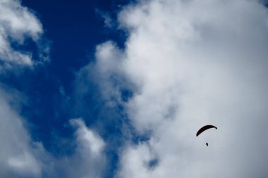 Yamaç paraşütü bulutlu gökyüzü arka plan -1 üzerinde