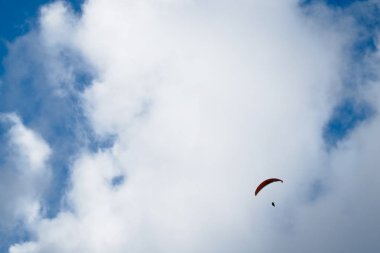 Yamaç paraşütü bulutlu gökyüzü arka plan -2 üzerinde