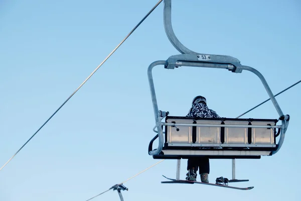 Chairlift oturan snowboarder — Stok fotoğraf